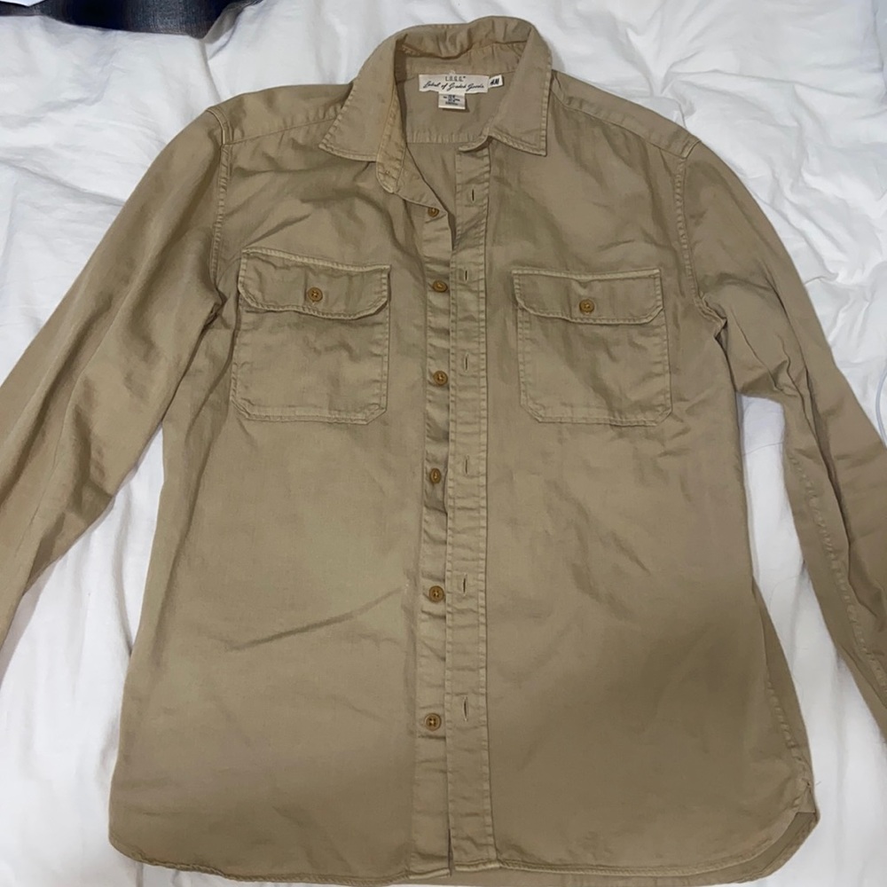 NICE DRESS SHIRT!!! looks brand new